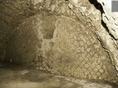 In un secondo spazio� possibile ammirare la presenza di un altro muro ornato con la tecnica dell�opus reticolatu, che conferisce eleganza all�ambiente annerito dall�umidit� e oramai spoglio